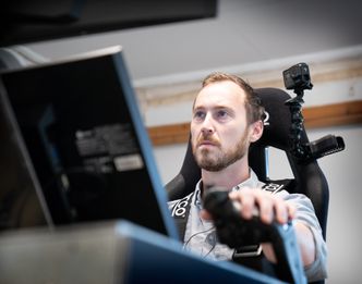 FFI-forsker Nikolai Grov Roald tar seg en virtuell flytur med F-35. Foto: Eirik Helland Urke