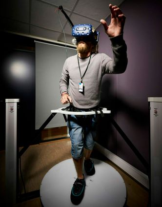 Sintef bruker VR-teknologi for å forske på brannsikring, rømning og åoppmerksomhetsevne ved tunnellkjøring. Her tester forsker Carl-Johan Södersten utstyret. Foto:  Ole Martin Wold