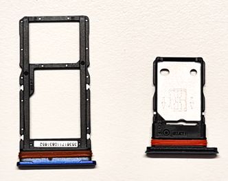 Kortene: Motorolatelefonen kan ha et microSIM-kort (t.v.). Alternativt to SIM-kort. OnePlus Nord kan ikke utvide lagringsminne t og kan bare ha til to SIM-kort Foto: Odd Richard Valmot
