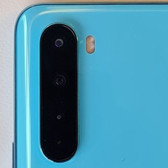 Stolpe: På OnePlus Nord har selskapet flyttet stolpen med de fire kameraene til venstre for å skille den ut fra de to toppmodellene som nylig ble lansert. Foto: Odd Richard Valmot