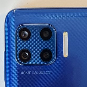 Firkant: Motorola Moto G 5G har samlet kameraene i en firkant til venstre Foto: Odd Richard Valmot