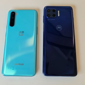 Hvem er vakrest i landet: OnePlus Nord har en ramme i plast, men baksiden er i vakkert glassbelagt metall. Motorola Moto G 5G er i plast. Kanskje ikek like vakker og mer utsatt for riper, men den knuser ikke. Foto: Odd Richard Valmot