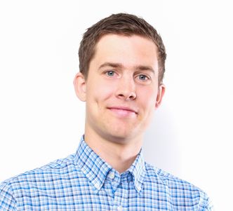 FREMTIDSRETTET: – Sammen med Solcellespesialisten og REMA 1000 har vi gjennom dette prosjektet drevet utviklingen i hele bransjen fremover, sier Håkon Hartmark Person i Multiconsult. Bilde: Multiconsult