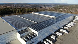 Solcellespesialisten leverer solcelleanlegg i alle størrelser. Her fra distribusjonsanlegget til Rema 1000 på Vinterbro. Foto: Solcellespesialisten