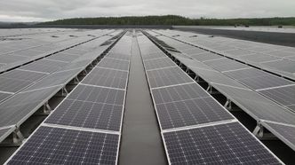 OVERSIKTLIG: – Dette er et av de desidert mest oversiktlige og ryddige anleggene vi har satt opp, sier prosjektleder i Solcellespesialisten Ulrik Rør. Bilde: Solcellespesialisten