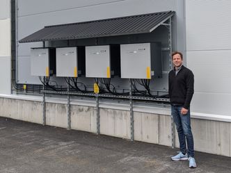 POWER-SWITCHING: Prosjektleder i Solcellespesialisten Ulrik Rør forteller at deres egenutviklede Solar Power Switch styrer hvilken av de fire tavlene i bygget som det er mest økonomisk å sende den produserte solenergien til. Foto: Solcellespesialisten