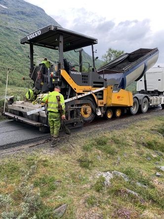 Asfaltleggingen skjedde med stor utlegger og 11 tonns kombivalse. Foto:  KV Asfalt