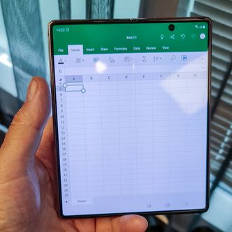 God grunn: Mange CEOer og CFOer må nok ha en slik telefon for å få oversikt over regnearket på trikken. Foto:  Odd Richard Valmot