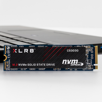 NVMe-baserte SSD-er som dette har egenskaper som ikke utnyttes fullt ut i de fleste av dagens datamaskiner. Foto: PNY