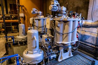 AUTOMATFILTER: – Filteret vi satt inn var egentlig tiltenkt andre applikasjoner som smøreoljer på skip og ganske tjukke oljer, men viste seg å passe godt inn her, forklarer forretningsutvikler og produktekspert i Hydac, Hans-Jacob Samuelsen. Foto: Delta V