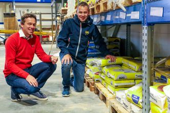 Ronny Bakken i Gausdal Landhandleri og Bjørn Heggen i GLAVA diskuterer ferdigbetong fra Weber. Foto: Delta V