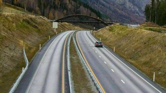 En smal firefeltsvei er mer trafikksikker enn en 2/3-feltsvei, mener Bård Hoksrud og Tor Andre Johnsen. Illustrasjonsfoto: Statens vegvesen