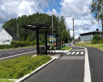 Sandbakken bussholdeplass med sykkelparkering. Foto:  Statens vegvesen
