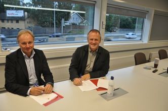 Fv. konserndirektør Bård Hernes i Norconsult og prosjektleder Tom Hedalen i Statens vegvesen signerer storkontrakten for E18 Ramstadsletta-Slependen. Foto: Kjell Wold/Statens vegvesen