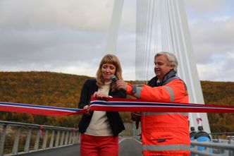 Statssekretør Inelin Noresjø og divisjonsdirektør Kjell Inge Davik sto for snorkllippingen. Foto: