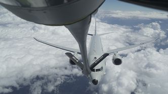 Et P-8A Poseidon fra US Navy får drivstoff fra et KC-135 Stratotanker. Foto:  Tech. Sgt. Joshua Williams