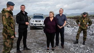 Statsminister Erna Solberg besøker Evenes Flystasjon for å se på fremgangen med etablering av ny kampflybase for F35 og fasilteter for nye P-8 Maritime patruljefly. Solberg tas imot av nestkommanderende i Luftforsvaret, brigader Aage Longva, Luftvingsjef i 133 Luftving Eirik Guldvog og utbyggingssjef i Forsvarsbygg John Ommund Syvertsen. Foto:  Marius Vågenes Villager / Forsvaret