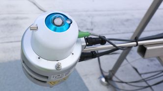 Pyranometeret måler innstråling fra sola, og hvor mye som reflekteres fra den hvite membranen. Slik kan de måle systemeffektiviteten til solcelleanlegget. Det er bare ett av mange måleinstrumenter IFE har montert for å kunne analysere resultatene fra pilotanlegget i sanntid. Foto:  Mona Strande