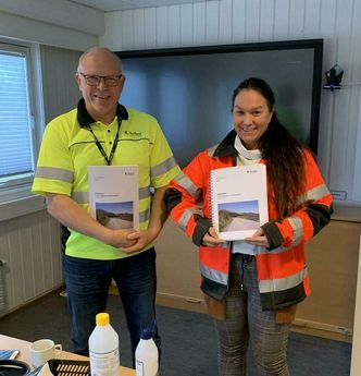 Prosjektleder Frode Nymo, Nordland fylkeskommune, og Torill Monsen-Abelseth, daglig leder for Bulldoser Maskinlag Entreprenør AS. Foto: Nordland fylkeskommune