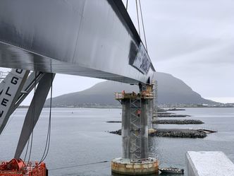 Det er et presisjonsarbeid å løfte på plass de store stålelementene. Hvert løft tar en dag, og er avhengig av bra vær og lite bølger. Foto: Møre og Romsdal fylkeskommune