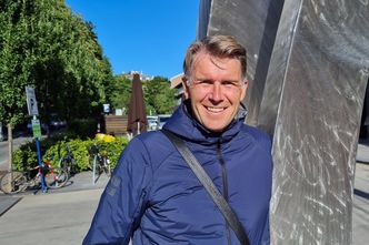 Brukthandler: Per-Ivar Kleivdal har startet og leder Teleoutlet som sørger for at telefoner får et nytt liv hos de som ikke vil kjøpe helt nytt. Da havner de ikke i skuffen og blir til søppel. Foto: Odd Richard Valmot