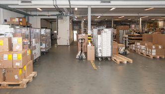 Shipping: Selskapet selger et enormt antall brukte mobiler årlig og sender daglig ut til hele landet. Foto: Teleoutlet