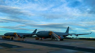 Dette er de to flyene som Multinational Multirole Tanker Transport Unit foreløpig har på hovedbasen i Eindhoven. Det tredje flyet kommer om en måned. Foto:  MMU