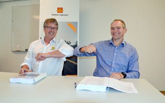 Kontraktsignering: Tv. Øyvind Langemyr (daglig leder i Bertelsen & Garpestad) og th. Ove Nesje (prosjektdirektør i Statens vegvesen Utbygging). Foto:  Statens vegvesen