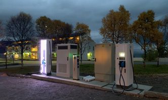 Den første hurtigladestasjonen i Alta, bygget av ABB for Alta kraftlag. Foto: ABB