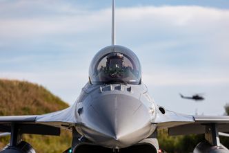 F-16 øver på Rygge-basen i september med et Bell 412, som også er modent for utskifting, i bakgrunnen. Foto:  Ingeborg Gloppen Johnsen / Forsvaret