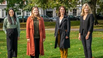 De er totalt er fire personer i Norges forskningsråd som jobber med de to ordningene Offentlig sektor-ph.d. og Nærings-ph.d. Fra venstre: Nikita Kaur Thind, Cathrine Sørensen, Lisbet Straume, Marie Haaland. Foto: Delta V