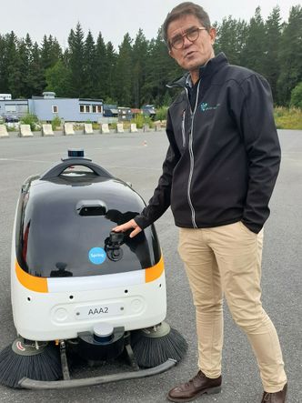 Daglig leder i Applied Autonomy, Olav Madland, mener at børstemaskinen kan gå rett inn i tjeneste på norske gater og torg. Foto: Knut Bjørheim