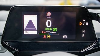 Skjermen bak rattet viser den nødvendige informasjonen. Foto: Marius Valle