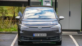 Volkswagen ID.3 har ladeporten på «feil» side om den skal kunne lades på en Supercharger.. Foto: Marius Valle