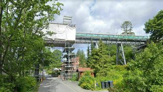 Hølenviadukten har gjennomgått en kraftig rehabilitering det siste året. Nå skal det bygges gang- og sykkelvei på toppen. Foto: Google Maps