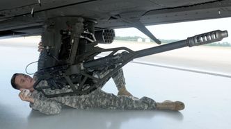 Inspeksjon av M230-kanonen under buken på et Boeing AH-64 Apache. Foto: Staff Sgt. Scott Tynes