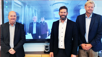 Fra venstre Tom Johansen (adm. direktør i Nasta AS), Christer Arvidson og hans datter Lotta Lundquist (tidligere eiere av Delvator AB). Til høyre står Fredrik Røed og Finn Erik Røed som begge representerer Sørenco AS, morselskapet til Nasta AS og Delvator AB etter oppkjøpet.