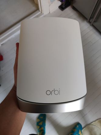 Stor og klumpete. Størrelsen gjør at Orbi er vanskelig å plassere ut i en liten leilighet hvis du har en samboer som ikke er glad i dingser.