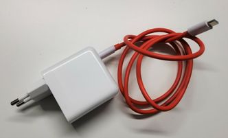 Sykt rask: Laderen som følger med er den raskeste noen telefon har. Den kan til og med lade PC-er Foto: Odd Richard Valmot