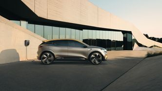 Elektriske Renault Mégane kan hurtiglade med inntil 130 kW og saktelade med inntil 22 kW. Foto: Renault