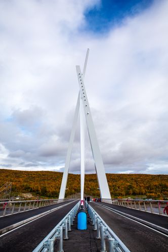 Statens vegvesen reduserte bredden på brua for å spare penger. Resultatet er at vanlige brøytebiler med diagonalplog ikke kan brøyte brua, skriver innsenderen. Foto: Jarle Skoglund