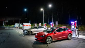 Tesla Model 3 og Polestar 2 på en offentlig ladestasjon. Foto: Eirik Helland Urke