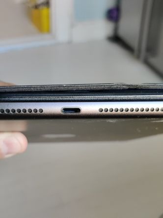 Apple har beholdt den klassiske lightningporten. Ikke avbildet er hodetelefoninngangen på iPadens toppside. Foto: Martin Braathen Røise