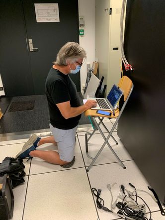 Frank Vådahl på jobb i et serverrom. Det er her klinten skilles fra hveten i lagringsmedier.