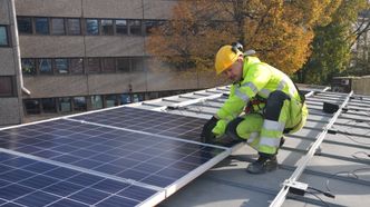 Sommertid kan lønne seg for den som har solceller på taket. Foto:  Bane nor