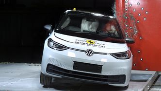 Sidebarrierekollisjon (stolpe). Foto: Euro NCAP