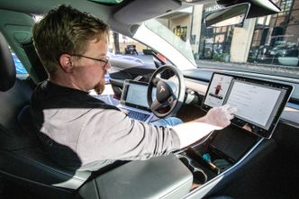Det viktigste verktøyet en Tesla-tekniker har er data. Jan Petter Trosholmen. Foto: Marius Valle