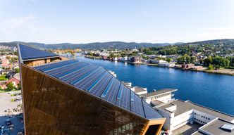  På taket er snøfangere integrert i solcelleanlegget, en utfordring som Solcellespesialisten løste sammen med Lonevåg Beslagfabrikk. Foto:  R8 Property/Tor Helge Thorsen