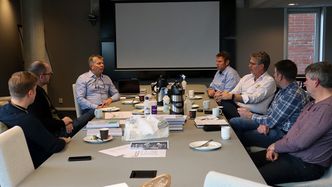 Vestland fylkeskommune og entreprenør Bertelsen & Garpestad starter nå en samhandlingsprosess før arbeidet med Seimsdalstunnelen starter. Fv. Gjermund Borlaug, byggeleder i fylket, Jørn Fosen Simonsen, prosjektleder i fylket, Gunnar Solbakken, leder Prosjekt nord i fylket, Bjørn Ivar Nedrejord, prosjektsjef i B&G, Øyvind Langemyr, daglig leder i B&G, Stein Erik Hauger, anleggsleder i B&G, Erlend Eithun, driftsleder i B&G. Foto: Vestland fylkeskommune