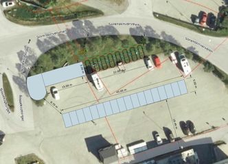 Slik ønsket Tesla opprinnelig å etablere ladestasjoner, en rekke ladeuttak rett til høyre for eksisterende ladestasjon etablert i enden av parkeringsplassen. Faksimile: Tesla